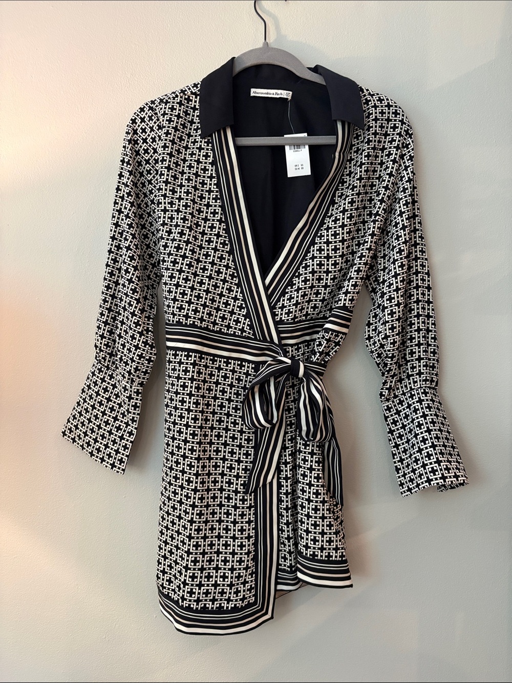 Abercrombie & Fitch Black and White Geometric Wrap Robe